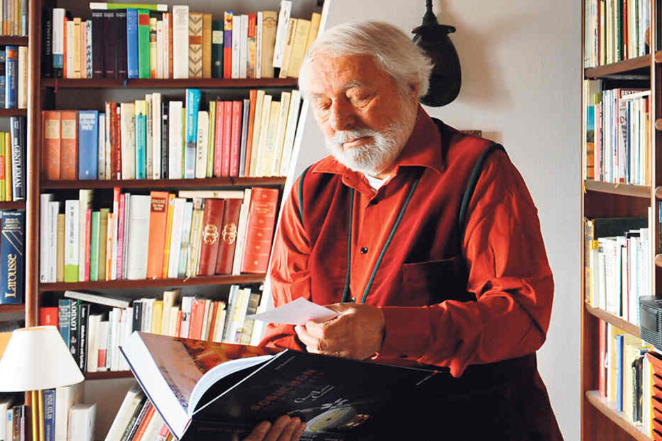 Wolfram Siebeck 2012 inmitten seiner Büchersammlung auf Schloss Mahlberg im Schwarzwald.