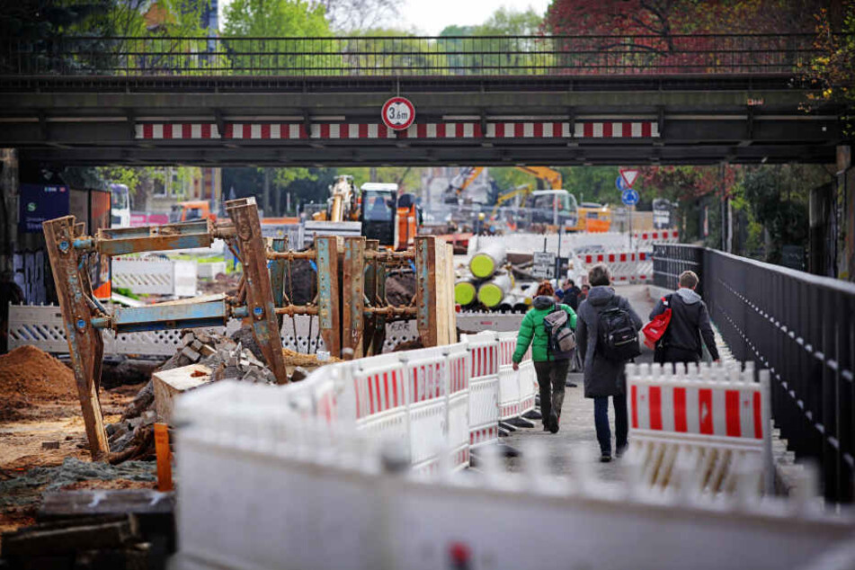 Die Baustelle an der Oskarstraße in Strehlen muss vorläufig pausieren.
Notwendige Arbeiten werden noch ausgeführt.