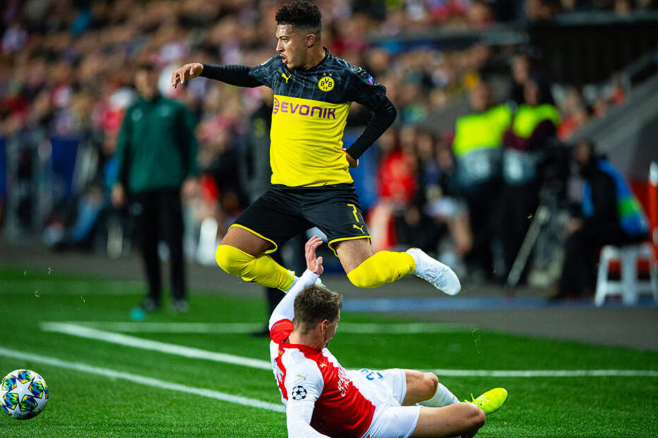 Jadon Sancho (oben) lässt Lukas Masopust ins Leere grätschen.