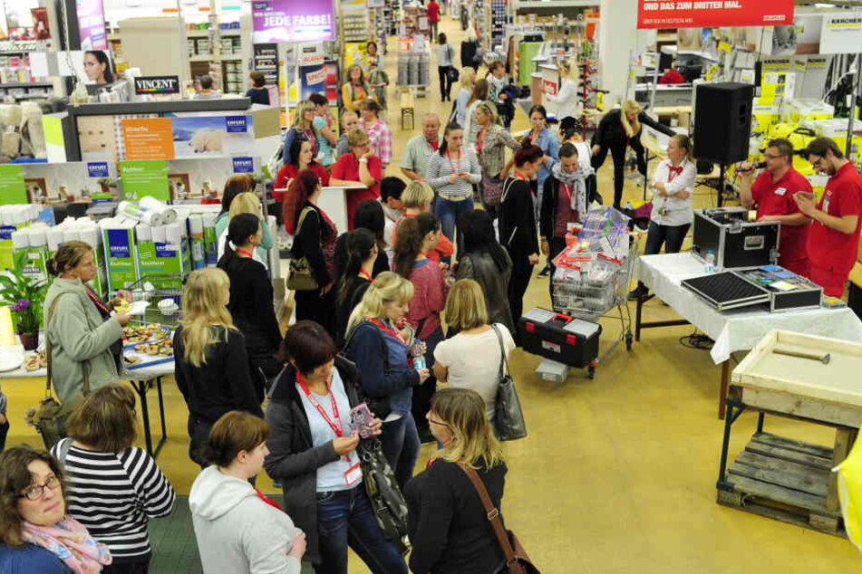 Pausenunterhaltung für den Damen-Kurs im Baumarkt: DJ-Musik, Schnittchen und
handwerkliche Spielrunden.