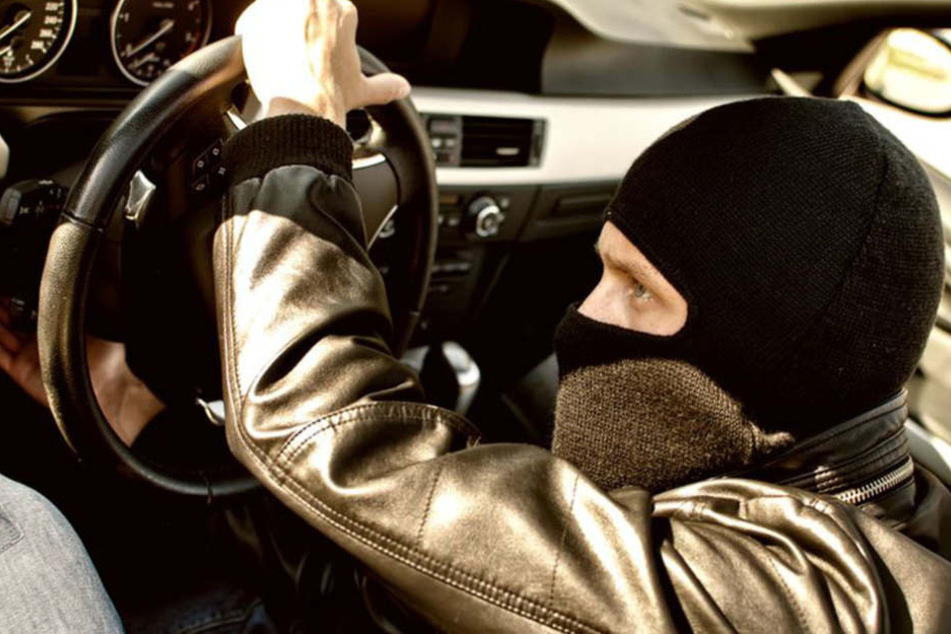 Der Täter saß gemütlich auf dem Fahrersitz, als der 52-Jährige ihn entdeckte. (Symbolbild)