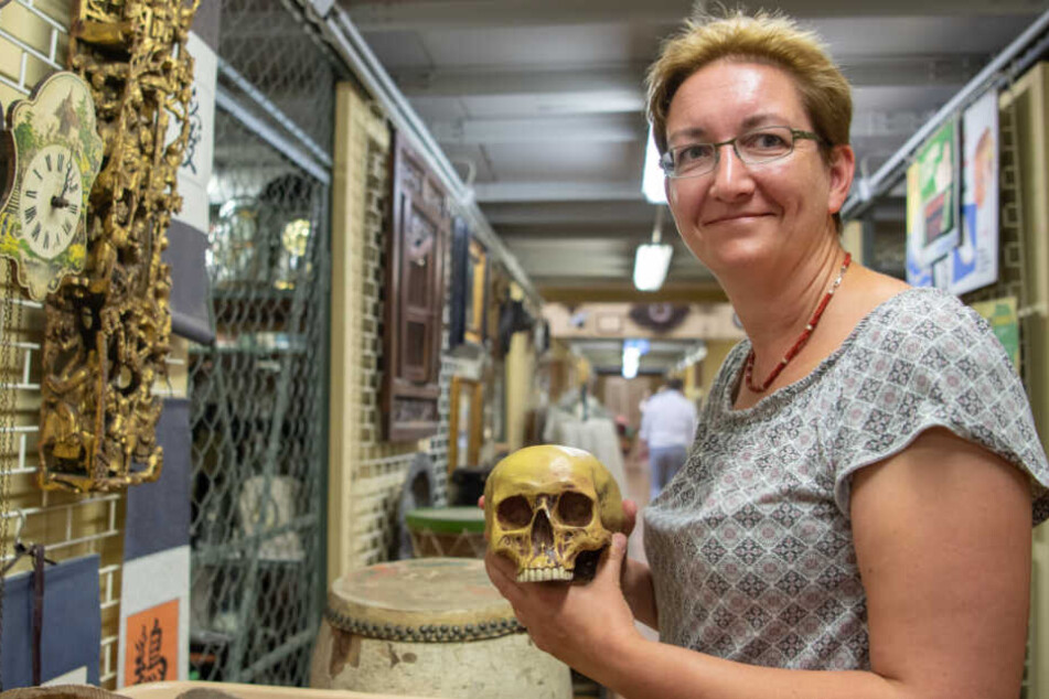 Klara Geywitz, SPD-Landtagsabgeordnete in Brandenburg, besichtigt den Requisitenfundus auf dem Gelände der Filmstudios Babelsberg.