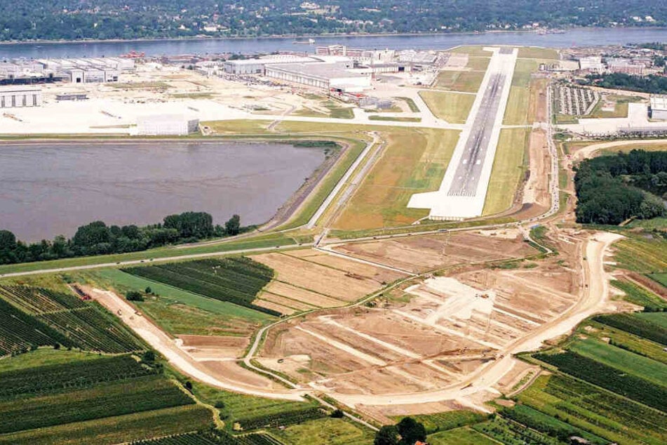 Damit auch die nie gebaute Frachtversion des A380 in Finkenwerder starten und landen kann, wurde die Start- und Landebahn des Werksflughafens im Jahr 2006 verlängert.