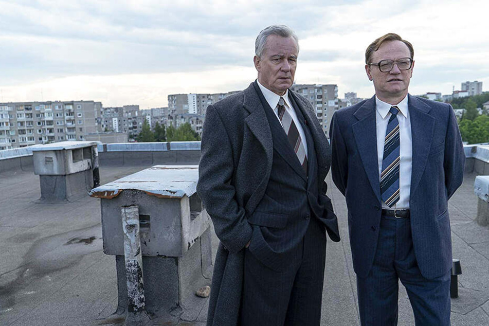 Regierungskommissar Boris Jewdokimowitsch Schtscherbina (Stellan Skarsgard, li.) und Waleri Alexejewitsch Legassow (Jared Harris) hatten einige schwere Entscheidungen zu treffen.