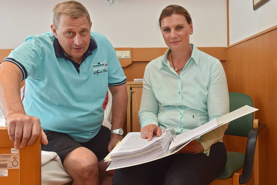 Kampf gegen Krebs und Krankenkasse: Karsten Felber (55) mit Anwältin Nadja Döscher-Schmalfuß (46).