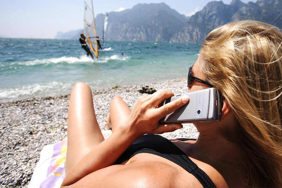 Die Zusatzkosten für Urlaubs-Telefonate ins Ausland fallen ab Sommer weg (Symbolfoto).