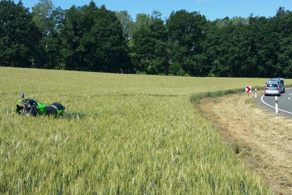 Der Motorradfahrer lag tot im Feld, 50 Meter von seiner Maschine entfernt.