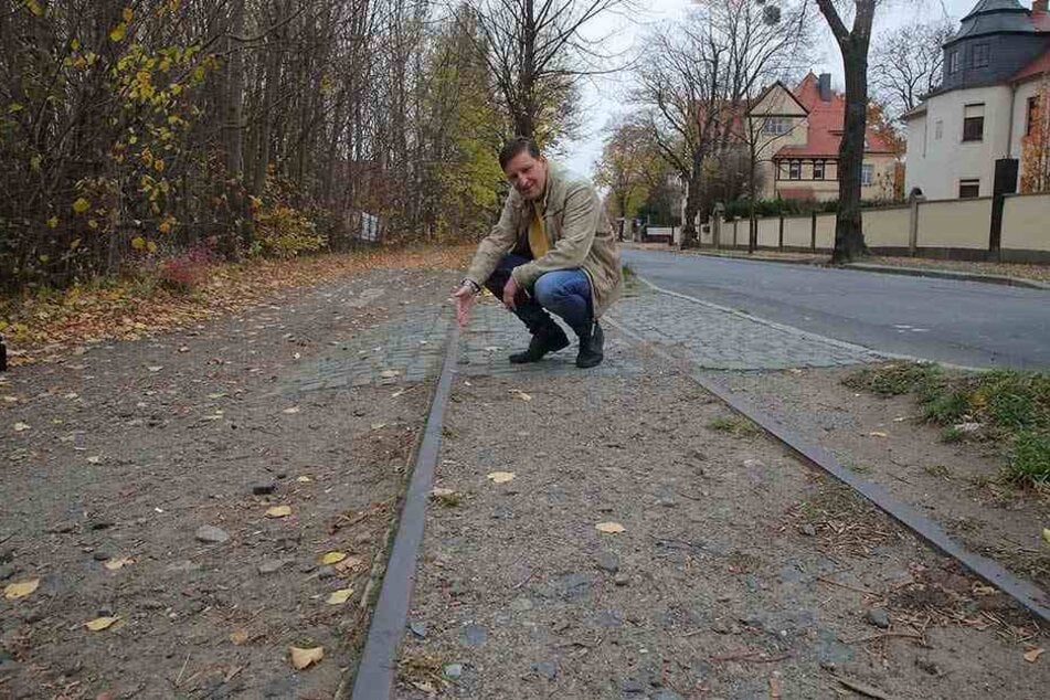 Jens Genschmar (49) zeigt die alten Gleise der Schmalspurbahn. Der Stadtrat will eine Wiederaufnahme der Strecke prüfen lassen.