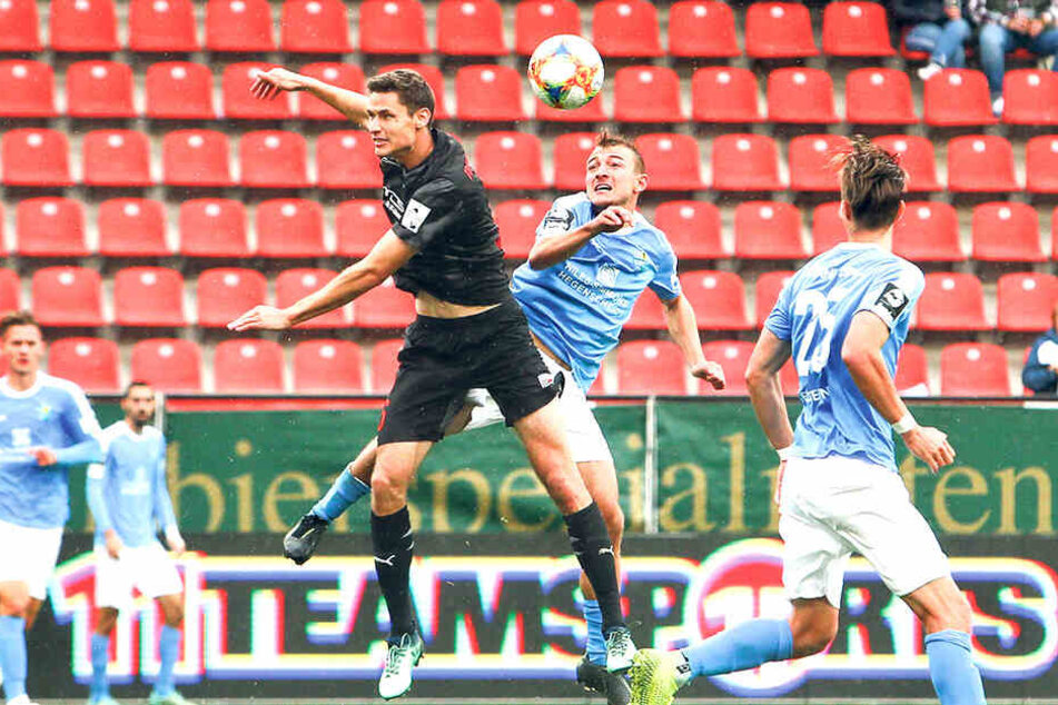 Daniel Bohl (M.) im Kopfballduell mit Ingolstadts Maximilian Thalhammer.