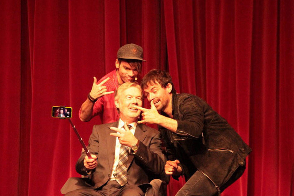 Die Ehrlich-Brothers zusammen mit dem stellv. Schulleiter des Ravensberger Gymnasiums.
