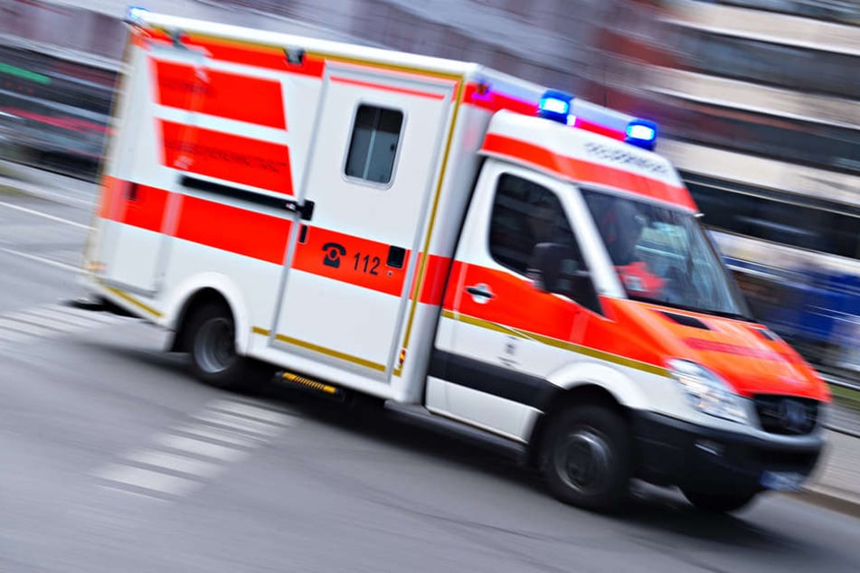 Der Junge (17) knallte mit voller Wucht gegen einen Baum. Er musste umgehend in ein umliegendes Krankenhaus gebracht werden.