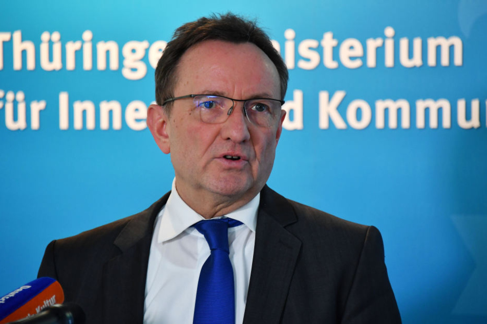 Nach Auffassung von Innenminister Holger Poppenhäger sollten Anhänger rechtsextremer Gruppierungen keine gefährlichen Waffen mehr besitzen.