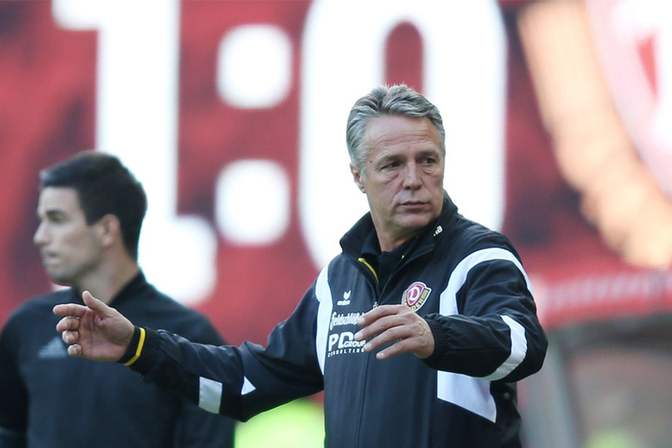 Die Anzeigetafel zeigt den Rückstand der Dresdner Dynamos. Uwe Neuhaus war nach der Niederlage auf dem
Betzenberg bedient und hofft auf Wiedergutmachung am Sonntag gegen Würzburg.