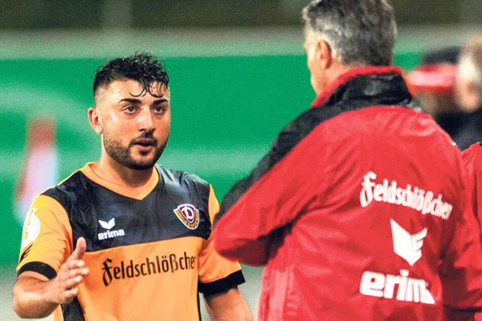Aias Aosman sprintete nach seinem Siegtor direkt zu Uwe Neuhaus und bedankte sich beim Trainer.