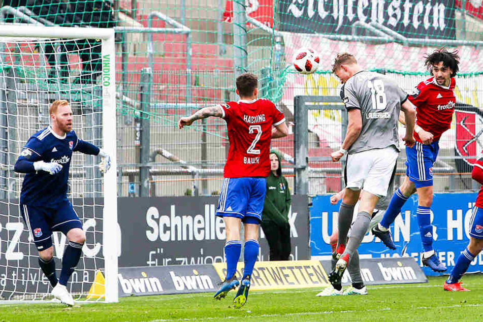 Zwickaus immer besser werdender Angreifer Lion Lauberbach (2.v.r.) netzt hier beim Spiel in Unterhaching per Kopfball zum siegbringenden 1:0 ein.