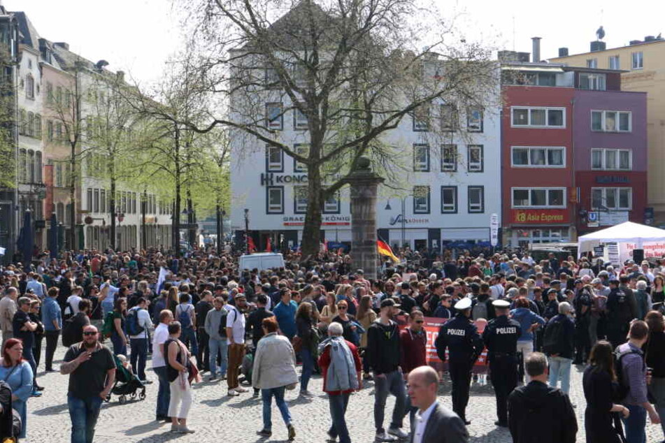 Demonstranten auf dem Alter Markt in Köln.