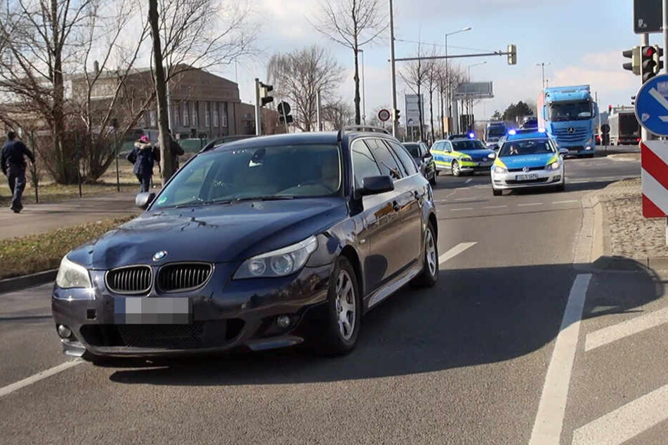 Die Frau wurde von dem BMW erfasst.