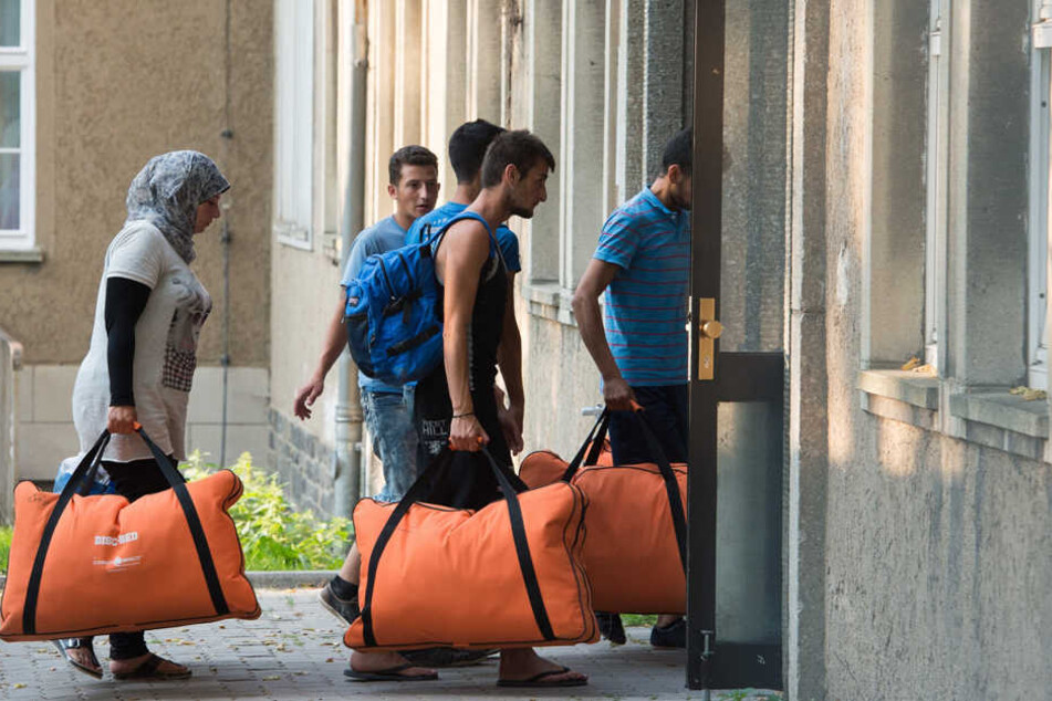 Flüchtlinge in Leipzig auf dem Weg zu ihrer Unterkunft. Wer eine eigene Wohnung haben will, muss offenbar Schmiergeld zahlen.