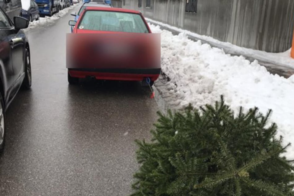 Der Fahrer hatte den Christbaum an sein Auto gebunden.