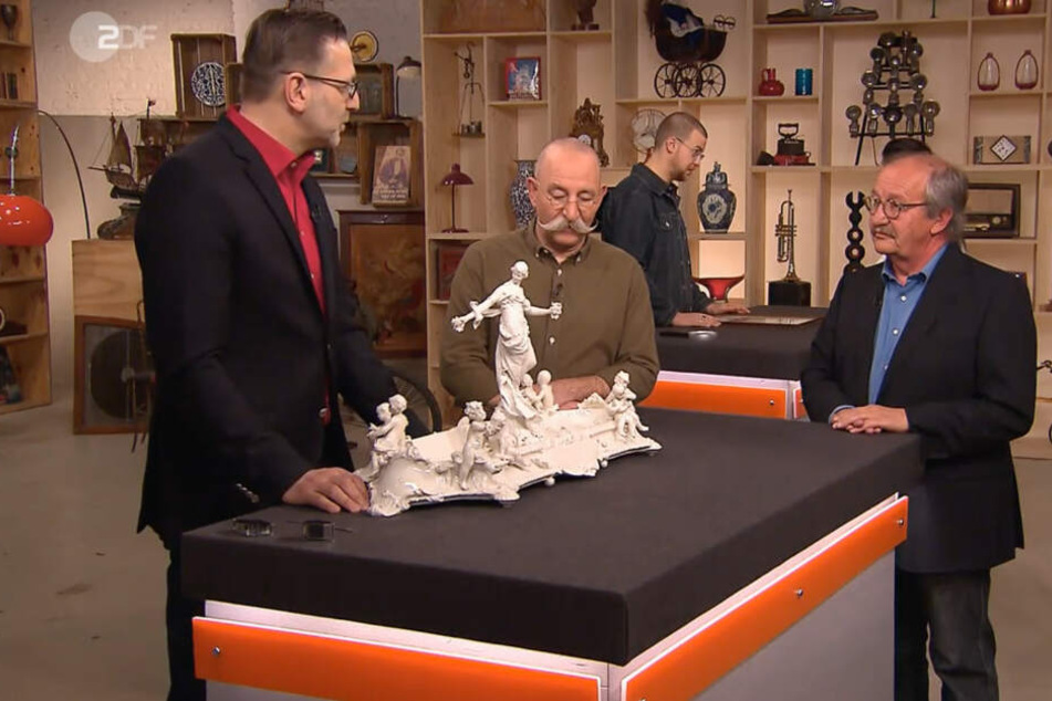 Auch Experte Detlev Kümmel (li.) ist schwer begeistert von der Porzellan-Schale. Horst Lichter (mi.) und Verkäufer Heinrich Heer (re.) lauschen gespannt seinen Ausführungen.