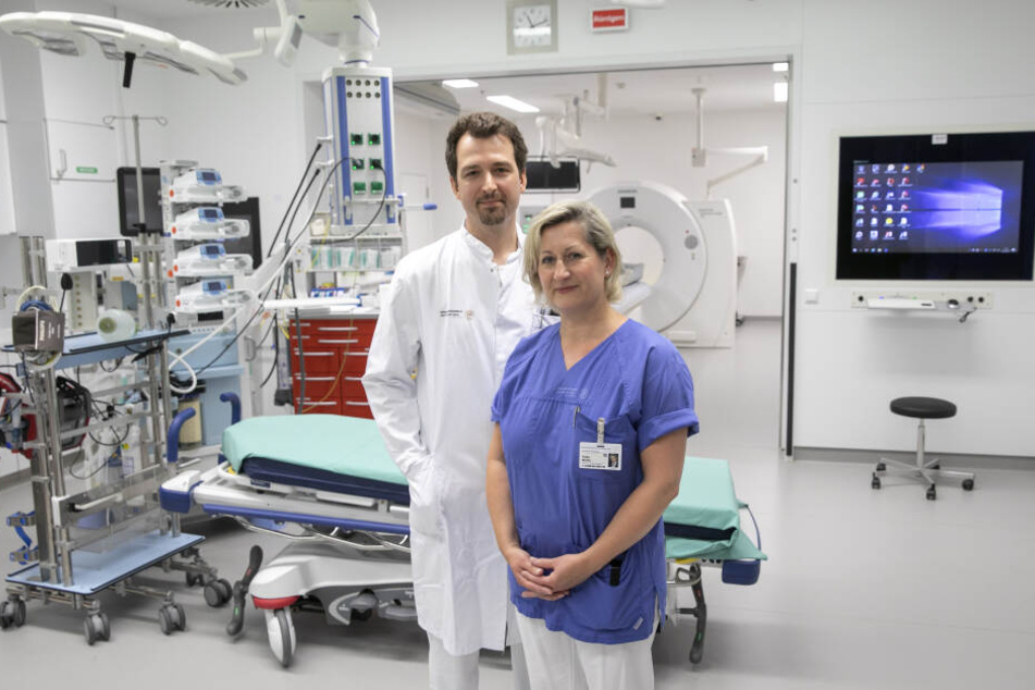 Pflegeleiterin Katja Mühle (46) mit Notaufnahme-Chef Christian Kleber (40) im neuen Schockraum mit angeschlossener Computertomografie (CT).