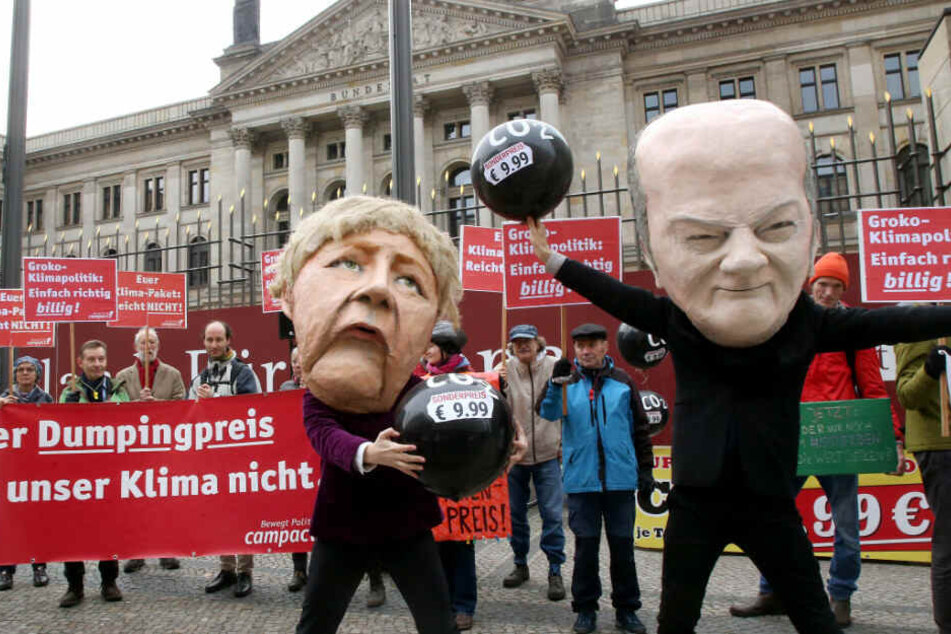 Menschen demonstrieren vor dem Bundesrat gegen die Klimapolitik der Bundesregierung.