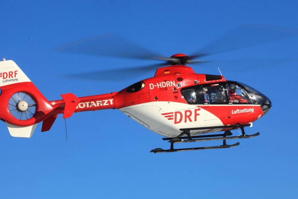 Noch ist unklar, warum der Sattelzug von der Fahrbahn abkam. Der verletzte Jugendliche wurde per Helikopter in ein Krankenhaus gebracht. (Symbolbild)