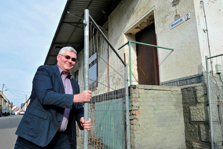Achtung, Einsturzgefahr: Bürgermeister Tino Kögler (46) leitet alles für den
Abriss in die Wege.