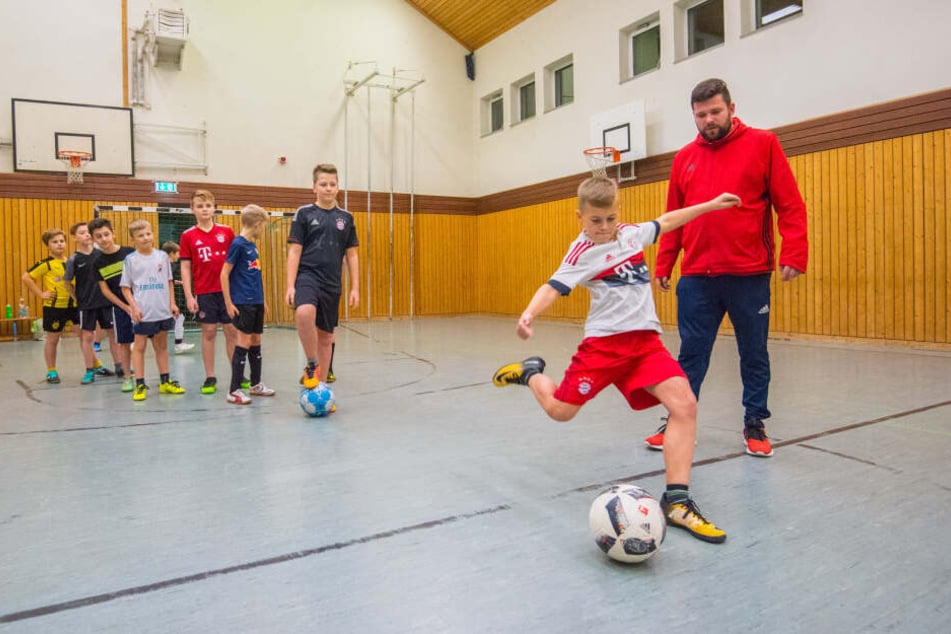 Tom Tolkmitt (30, r.) trainiert sechs Jugendmannschaften der SG Neukirchen.