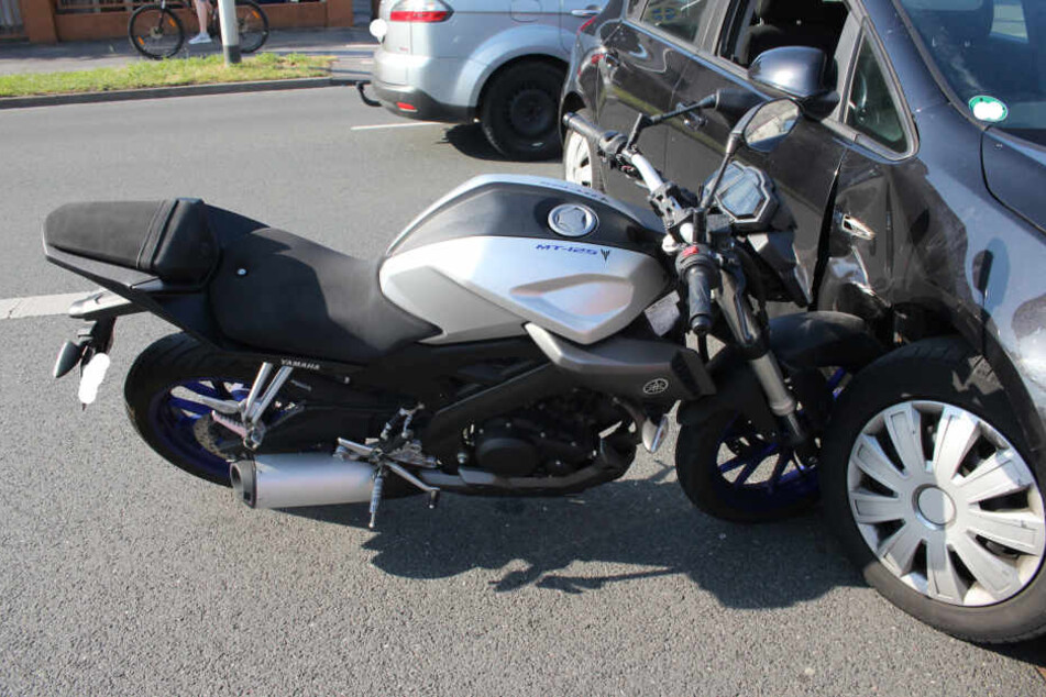 Die Bikerin (18) wurde schwer verletzt.