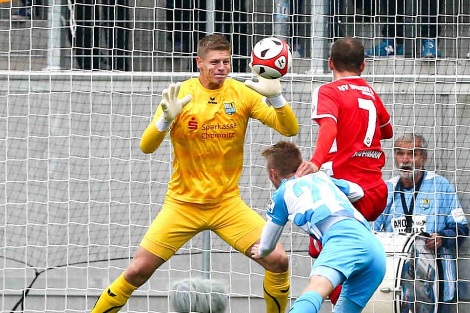 Auch diesen Kopfball von Benjamin Kaufmann pariert Torhüter Jakub Jakubov im Spitzenspiel gegen Nordhausen. Jakob Gesien kommt einen Schritt zu spät.