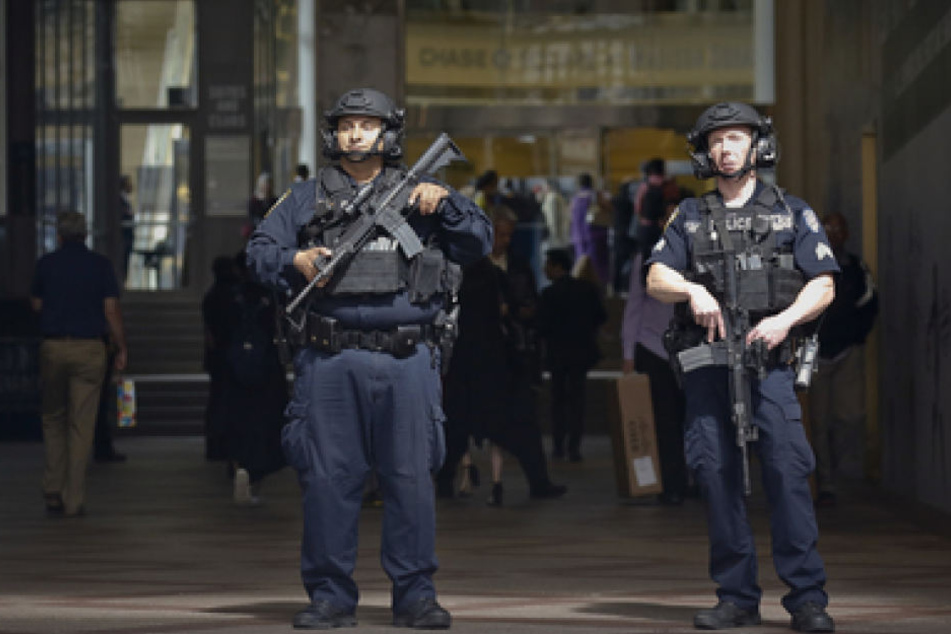 In Manchester herrscht noch immer höchste Alarmbereitschaft. Unklar ist, ob der mutmaßliche Attentäter noch Komplizen hatte.