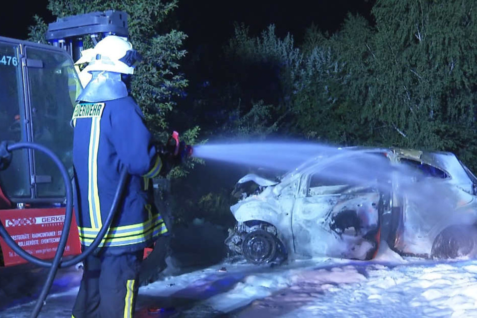 Der ausgebrannte Ford Ka - mit einem Schaumteppich verhinderte die Feuerwehr
das Übergreifen der Flammen auf Gabelstapler und Vegetation.