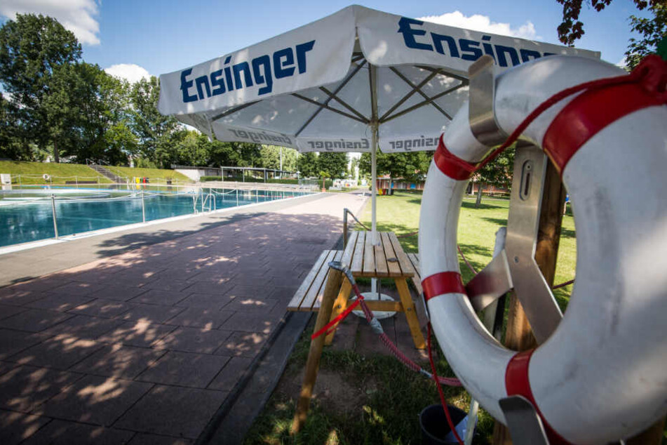Teils bleibe Schwimmbäder geschlossen - wegen Personalmangel. (Symbolbild)