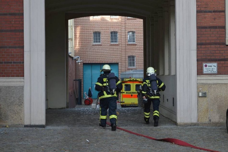Kameraden der Feuerwehr auf dem Weg zum Gefängnisgebäude in Görlitz.
