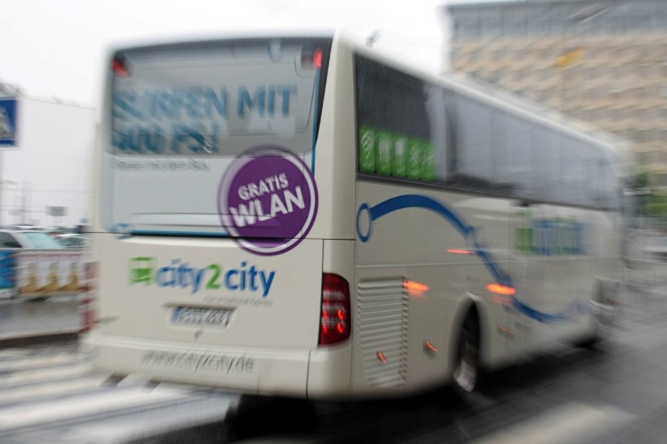 Eigentlich wollte die Studentin nur von einer WG-Party nach Hause. Dann fuhr sie mit einem Reisebus bis nach Dresden (Symbolbild).