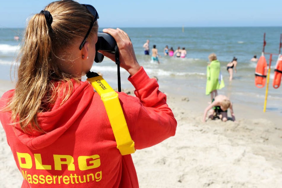 Freiwillige Rettungsschwimmer bewachen im Sommer die Badestrände. (Archivfoto)