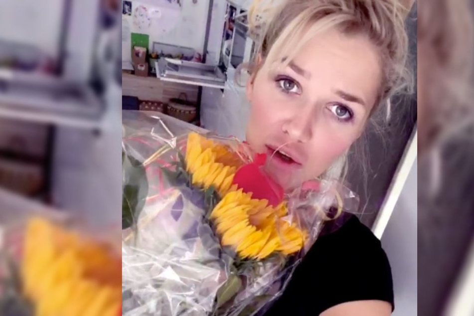 Sara freut sich über einen Strauß ihrer Lieblingsblumen.