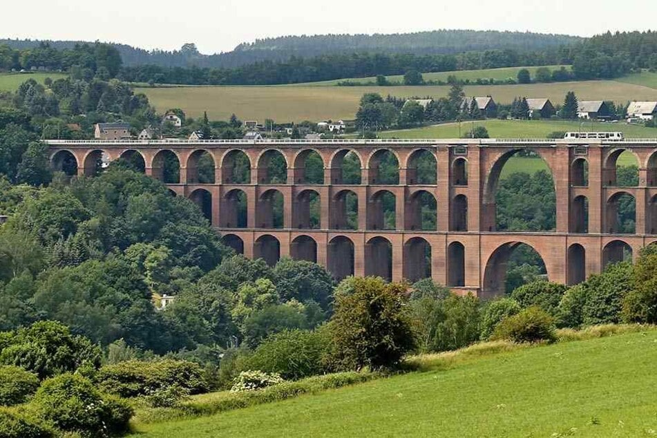 Kleiner Zug, große Brücke: Eine Vogtlandbahn rollt über das Viadukt (l.).
