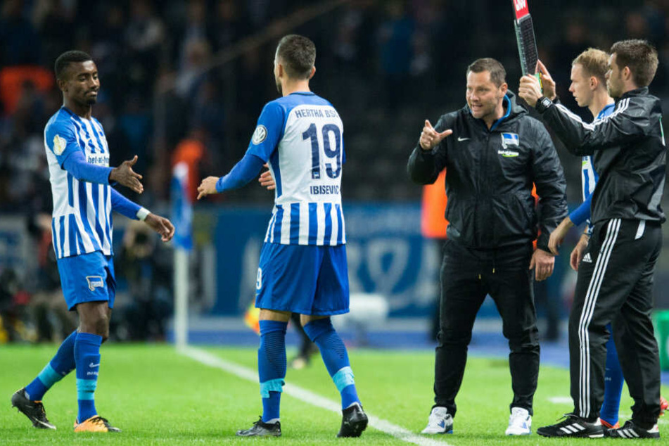 Abklatschen: Salomon Kalou wird durch Vedad Ibissevic ersetzt.