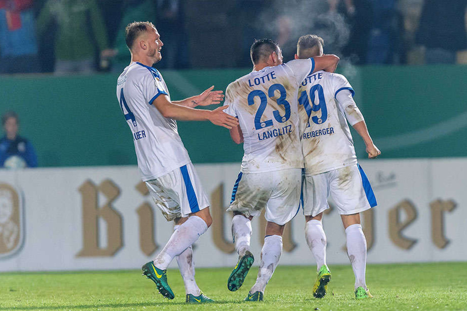Lottes Kevin Freiberger jubelt mit Alexander Langlitz und Gerrit Nauber (v.r.n.l.) über sein Tor zum 2:2.