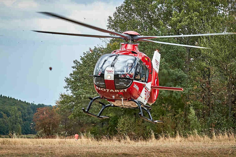 Mit dem Rettungshubschrauber Christoph 38 wurde eine schwerverletzte Person ins Krankenhaus gebracht.