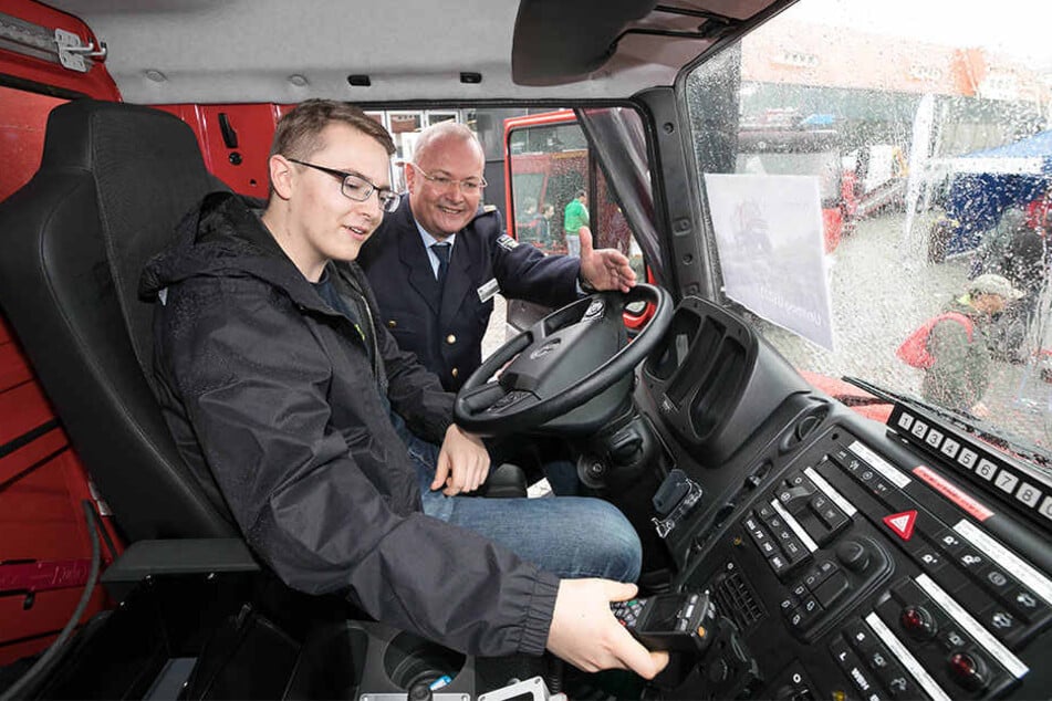 Dresdens Feuerwehrchef Andreas Rümpel (58) will potenziellen Nachwuchs wie Erik Bleyl künftig auch in Dresden ausbilden lassen.