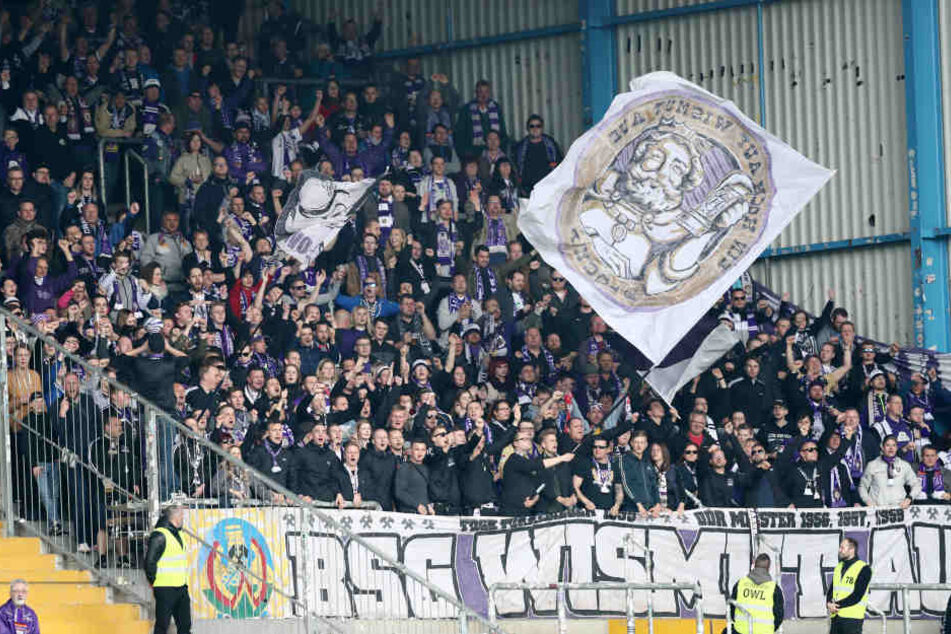 Aue-Fans in der Schüco Arena in Bielefeld.