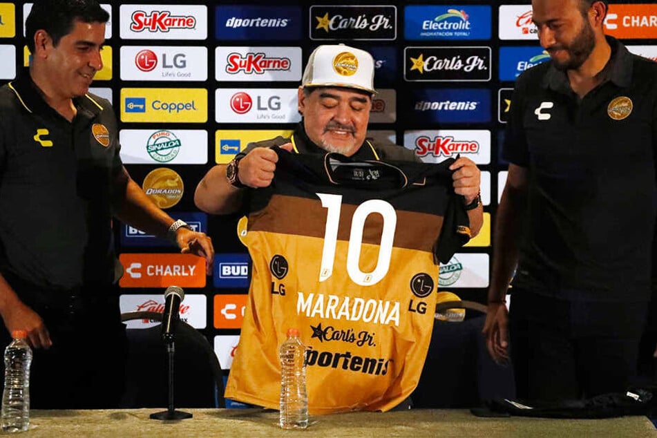 Wurde auf einer Pressekonferenz vor 120 Journalisten aus aller Welt als neuer Trainer vorgestellt: Diego Armando Maradona (Mitte).