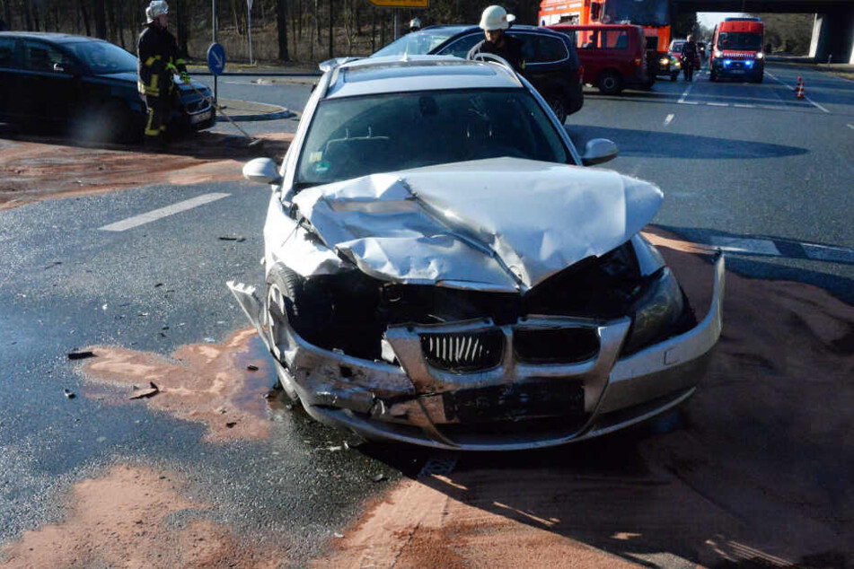 Der BMW krachte beim Abbiegen in einen Seat.