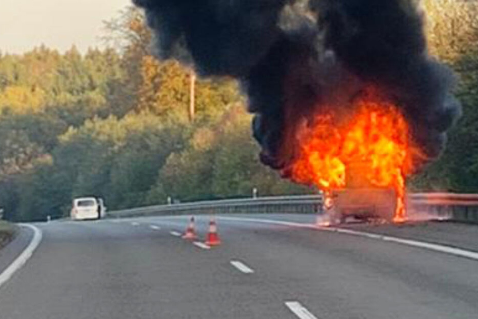 Inferno auf der Autobahn: Wohnwagen geht in Flammen auf