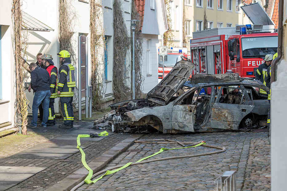 Der Angriff richtete sich laut Polizei vermutlich gegen die Behörde. Ein Terroranschlag wird allerdings ausgeschlossen.