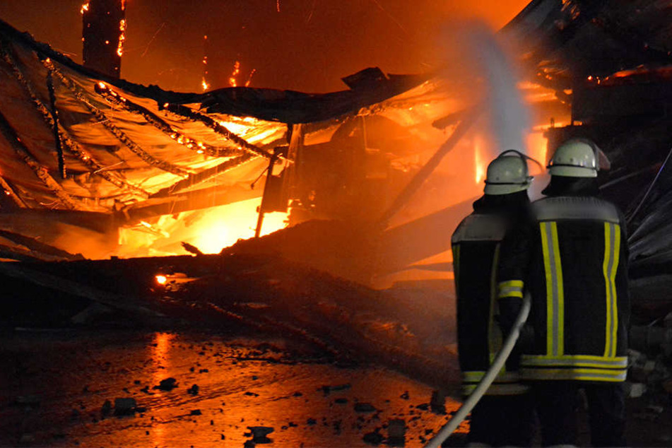 Der Brand einer Lagerhalle in Torgau hat mehrere Traktoren und Maschinen vernichtet. (Symbolbild)