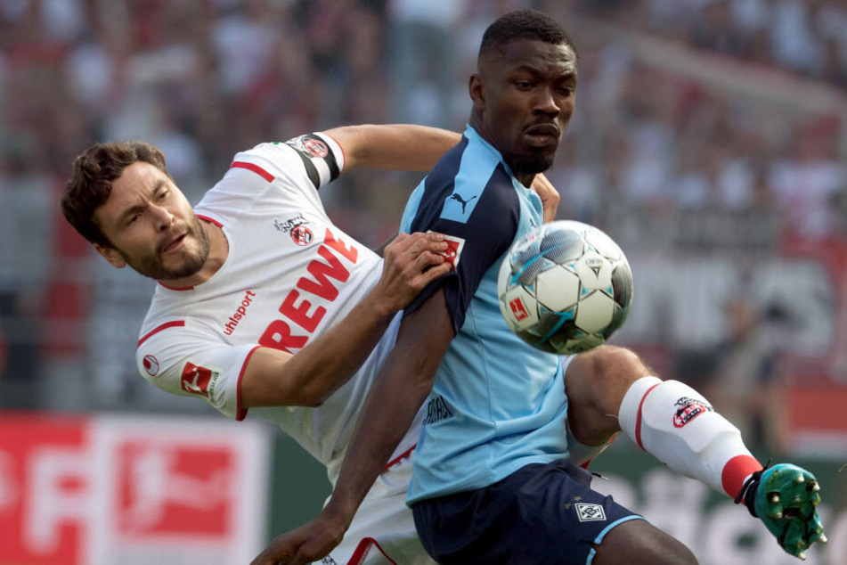 Köls Kapitän Hector im Zweikampf mit Gladbachs Thuram.